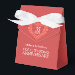 Caixa de presentes de 35 anos do Coral<br><div class="desc">Caixa de presentes de aniversário de casamento do coral 35. Personalize com seus nomes. Embalagem de presente ideal para o aniversário dos corais. Arte e design de efeito cardíaco cor-de-rosa-vermelha e cor-de-rosa-vermelha,  por www.mylittleeden.com</div>
