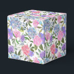 Caixa de Presentes de Festa com Impressão de Hortê<br><div class="desc">A caixa de lembrancinhas é mostrada com uma impressão floral de hortênsia. 
Personalize este item ou compre como está.
Dica: Basta adicionar seus ótimos presentes e adicionar um laço festivo.</div>