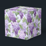 Caixa de Presentes de Lilases para Festa<br><div class="desc">A caixa de favores de festa é mostrada com uma estampa floral de lilases. 
Personalize este item ou compre como está.
Dica: Basta adicionar seus ótimos presentes e adicionar uma fita festiva.



Imagem Licenciada</div>