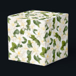 Caixa de Tratamento de Favor Floral de Gardenia<br><div class="desc">A caixa de tratamento favorito do partido é mostrada com uma adorável impressão floral de jardina branca. Personalize este item ou comprar como está. Dica: Apenas adicione as guloseimas de excelente e adicione uma fita festiva. Imagem licenciada</div>
