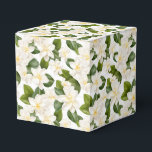 Caixa de Tratamento de Favor Floral de Gardenia<br><div class="desc">A caixa de tratamento favorito do partido é mostrada com uma adorável impressão floral de jardina branca. Personalize este item ou comprar como está. Dica: Apenas adicione as guloseimas de excelente e adicione uma fita festiva. Imagem licenciada</div>