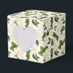 Caixa de Tratamento de Flor de Gardenia<br><div class="desc">Caixa de tratamento de favor de festa é mostrada com uma linda impressão floral de gardenia branca. 
Personalize este item ou compre como está.
Dica: Basta adicionar seus ótimos tratamentos e adicionar algum laço festivo.



Imagem Licenciada</div>