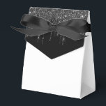 Caixa de Tratamento de Parte de Drivers de Glitter<br><div class="desc">A caixa de favoritos da parte é mostrada com um impressão de gotejamento brilhante preto e branco na aba frontal. Perfeito para dar presente. Personalize este item ou comprar como está. Dica: Apenas adicione suas guloseimas de excelente e adicione uma fita bonita. Impressão licenciado</div>