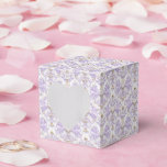 Caixa de Tratamento de Partes<br><div class="desc">A caixa de favoritos da parte é mostrada em uma lavanda elegante e impressão de damask branco. Personalize este item e adicione-o ou comprar conforme mostrado. Dica: adicione um adesivo com nomes e adicione uma fita bonito. Dica de Imagem Licenciada: Basta adicionar suas guloseimas de excelente e adicionar alguma fita...</div>