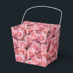 Caixa de Tratamento do Impressão de Rosas Rosa<br><div class="desc">A caixa de favoritos da festa é mostrada com uma adorável impressão floral de rosas rosa. Personalize este item ou comprar como está. Dica: Apenas adicione as guloseimas de excelente e adicione uma fita festiva. Imagem licenciada</div>