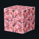 Caixa de Tratamento do Impressão de Rosas Rosa<br><div class="desc">A caixa de favoritos da festa é mostrada com uma adorável impressão floral de rosas rosa. Personalize este item ou comprar como está. Dica: Apenas adicione as guloseimas de excelente e adicione uma fita festiva. Imagem licenciada</div>