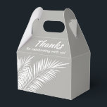 Caixas de Favor de Festa White Palms em Silver Gab<br><div class="desc">Caixas de favor de festa com folhas de palmeira brancas em um fundo prateado. Perfeito para qualquer celebração, festa de aniversário, chá de noiva, festa de noivado, festa de aposentadoria, casamento e muito mais. Clique em PERSONALIZAR para alterar a cor do fundo, as fontes e adicionar texto. Veja os convites...</div>
