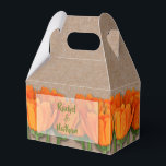 Caixas de Favor Gable Kraft Tulipas Laranja<br><div class="desc">Ramos de tulipas laranja rodeiam uma Caixa de Favor de Festa Gable com padrão de papel kraft. Personalize com sua redação. Clique no botão PERSONALIZAR para ALTERAR as fontes e cores das fontes. Itens COORDENADOS disponíveis em nossa loja. Convites de casamento, Cartões de RSVP, Cartões de Recepção, Bilhetes de Agradecimento...</div>