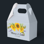 Caixas de Presente de Casamento Personalizadas com<br><div class="desc">Linda caixa de presente de casamento com um buquê de girassóis em aquarela em um fundo Plein Air (um azul claro) com blocos de texto personalizáveis em fontes modernas</div>