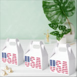 Caixas de Tratamento da Festa do Orgulho Patriótic<br><div class="desc">Eleve sua celebração com essas Caixas de Favor da Bandeira dos EUA premium, o toque final perfeito para qualquer reunião patriótica. Com uma tipografia ousada "EUA" preenchida com as clássicas estrelas e listras, essas caixas de guloseimas trazem um espírito americano moderno e festivo para o seu evento. Se você está...</div>
