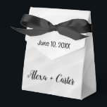 Caixinha De Lembrancinhas Abstrato de Mármore Branco Casado<br><div class="desc">Design abstrato de mármore branco suave com texto. Todo o texto pode ser alterado.</div>