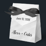 Caixinha De Lembrancinhas Abstrato de Mármore Branco Casado<br><div class="desc">Design abstrato de mármore branco suave com texto. Todo o texto pode ser alterado.</div>