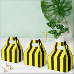 Caixinha De Lembrancinhas Amarelo brilhante clássico e verde-riscado Gável<br><div class="desc">Aprecie seus hóspedes com essas caixas de favoritos clássicas amarelo brilhante e preto listradas. Perfeito para festas, casamentos ou eventos temáticos, eles apresentam um design de stripe ousado e identificador integrado para um carregando fácil. Durável e na moda, essas caixas adicionam um toque divertido e enérgico a doces, presentes ou...</div>