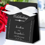 Caixinha De Lembrancinhas Aniversário de Casamento Elegante Preto Chic Simpl<br><div class="desc">Caixa de Favoritos de Namoro Simples Elegante Personalizado Nomes de Chic Negra Moderna. Caixa de Favor do Aniversário do Casamento Personalizado Clássico, elegante, com Nomes de Noiva e de Almoço e Data do Casamento. Clique em personalizar esta modelo para personalizar a Caixa de Favoritos do Aniversário de Casamento de qualquer...</div>