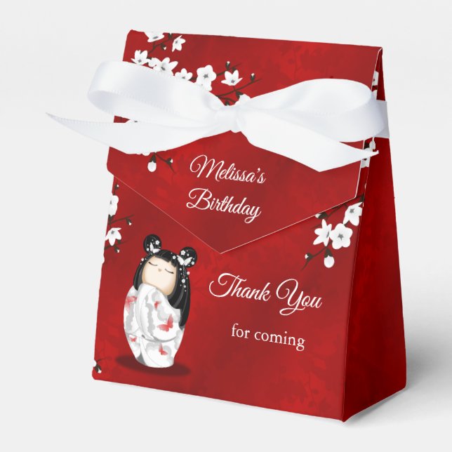 Caixinha De Lembrancinhas Aniversário Vermelho Branco da Boneca Kokeshi Obri (Frente)