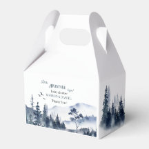 Aventura aguarda água da montagem da floresta russ