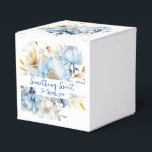 Caixinha De Lembrancinhas Azul, Azul, Floral Dourado<br><div class="desc">A Dourada Floral Azul Dusty é uma combinação de cores particularmente bonito e etérea. Inverte para a tonalidade azul-bebê clara centrada no buquê floral correspondente. A estrutura de círculo central para os nomes dos casais é adornada com círculo de ouro e aquarela decorativa "e". Azul-claro, cor-de-champanhe, cor-de-rosa, sotaque dourado. Frente,...</div>