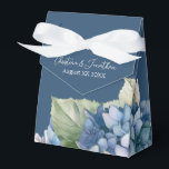 Caixinha De Lembrancinhas Azul-romântico Hidrocoloração Hidrológica Flores d<br><div class="desc">Esta caixa de presentes romântica de casamento apresenta um design floral de aquarela com hífenes azuis sobre um fundo azul marinho. Buquês deliciosos de flores de hydrangea são ilustrados em torno da parte inferior.</div>