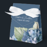 Caixinha De Lembrancinhas Azul-romântico Hidrocoloração Hidrológica Flores d<br><div class="desc">Esta caixa de presentes romântica de casamento apresenta um design floral de aquarela com hífenes azuis sobre um fundo azul marinho. Buquês deliciosos de flores de hydrangea são ilustrados em torno da parte inferior.</div>