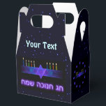 Caixinha De Lembrancinhas Bar Estrela Menorah<br><div class="desc">Uma imagem fractal roxa e azul, com um Magen David (Estrela de David), no meio, como uma menorah Chanukkah. As velas estão acesas. "Chag Chanukkah Sameach" (Happy Chanukkah) aparece no texto brilhante. Você pode adicionar seu próprio texto. Tudo se sobrepõe a um fundo estrelado.</div>