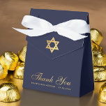 Caixinha De Lembrancinhas Bar Mitzvah Marinho Blue Faux Estrela Dourada Obri<br><div class="desc">Uma caixa de marinho e ouro para o bar mitzvah de um menino. No flape, tem uma estrela de folha de ouro falsa de David. A mensagem "Obrigado" está escrita na parte inferior, num elegante dourado falso, a ocasião e a data são escritas em bonés ouros. O fundo é marinho...</div>
