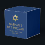 Caixinha De Lembrancinhas Bar Personalizado Dourado Azul Escuro Mitzvah<br><div class="desc">Elegante bar moderno,  azul e dourado,  mitzvah,  "obrigado você",  caixa personalizada de favores quadrados com nome personalizado,  data e Estrela de David.</div>