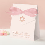 Caixinha De Lembrancinhas Bat Mitzvah Rosa Rosa Dourada Estrela de David Obr<br><div class="desc">Uma caixa de adoração cor-de-rosa e rosa para o morcego mitzvah de uma menina. No flape, ele tem (faux) estrela rosa dourada de David. A mensagem Obrigado está escrita na parte inferior, num elegante guião rosa dourado, a ocasião e a data são escritas em bonés de cor semelhante por baixo....</div>