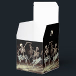 Caixinha De Lembrancinhas Black Death Dancing Skeletons Halloween<br><div class="desc">Black Death Gothic Dancing Skeletons Personalizados Spooky Favor Box Spookify sua festa de Dia das Bruxas ou Casamento Gótico com nossos Esqueletos Dançarinos Góticos de Morte Negra Personalizados Caixa de Favor Spooky. Essa caixa de favores cativante combina a estética macabra da Era da Morte Negra com uma reviravolta lúdica, criando...</div>