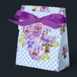 Caixinha De Lembrancinhas Blue Gingham Pansy Floral Wedding Cake Favor<br><div class="desc">design de Bolo Floral de Gingham Azul chique,  com um nome totalmente personalizável. Projetado a partir de um dos meus desenhos originais de gato,  um mosto para todos os amantes de gatos!</div>