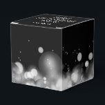 Caixinha De Lembrancinhas Bokeh Branco e Preto Personalizado<br><div class="desc">Agradeça os convidados com brindes nestas elegantes caixas de 2" para brindes com luzes borradas em bokeh preto e branco. Perfeitas para celebrações de aniversário,  aniversário de casamento,  casamento,  réveillon ou qualquer ocasião especial. Itens COMBINADOS em nossa loja.</div>