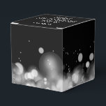 Caixinha De Lembrancinhas Bokeh Branco e Preto Personalizado<br><div class="desc">Agradeça os convidados com favores nestas caixas de favores quadradas de 2" com luzes bokeh preto e branco elegantes. Perfeitas para celebrações de aniversário,  aniversário de casamento,  casamento,  réveillon ou qualquer ocasião especial. ITENS COINCIDENTES em nossa loja.</div>