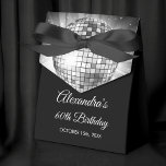 Caixinha De Lembrancinhas Bola de Disco da Silver 60ª Festa de aniversário 7<br><div class="desc">Eleve sua celebração de 60 anos com nossa Caixa de Presença da Esfera Disco da Festa de aniversário 60 da Prata 70, projetada para adicionar um toque de sofisticação e talento retrô à sua batida marco. Em uma sombra de prata cintilante, esta caixa de presentes exude elegância e nostalgia. O...</div>