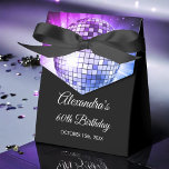 Caixinha De Lembrancinhas Bola Disco da Festa de aniversário 60 roxa 70<br><div class="desc">Faça seus convidados se sentirem como estrelas da discoteca com nossa Caixa de Favor da Bola Disco da Festa de aniversário 60ª Roxa 70. Estas caixas de favores são a forma perfeita de mandar seus amigos e família para casa com um toque de nostalgia dos anos 70 depois de sua...</div>