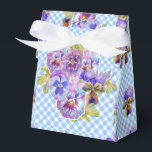 Caixinha De Lembrancinhas Bolo de Festa de casamento Floral de Gingham Pansy<br><div class="desc">design de Bolo Floral de Gingham Azul chique,  com um nome totalmente personalizável. Projetado a partir de um dos meus desenhos originais de gato,  um mosto para todos os amantes de gatos!</div>