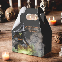 Bruxa com o Burning Cauldron Halloween