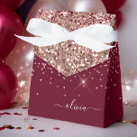 Caixinha De Lembrancinhas Burgundy Blush Rosa Dourado Glitter Monograma<br><div class="desc">Rosa Dourado - Blush Rosa e Burgundy Brilho Glitter Monograma Nome e Inicial Caixas de Presente de Papel para Festa Isso torna o presente perfeito para 16 anos,  casamento,  chá de noiva,  aniversário,  chá de bebê ou despedida de solteira para alguém que ama luxo e estilos chiques.</div>