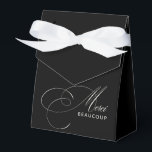 Caixinha De Lembrancinhas Caligrafia Elegante Black Merci Beaucoup Obrigado<br><div class="desc">Minimalismo com uma reviravolta elegante neste obrigado eterno você privilegia box design com belos roteiros de caligrafia em marfim, soletrando Merci e a palavra BEAUCOUP em sans serif moderna em um fundo preto chico. A combinação é agradável e elegante. Este design é uma escolha maravilhosa para ocasiões corporativas ou pessoais,...</div>