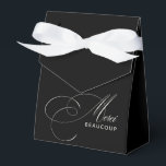 Caixinha De Lembrancinhas Caligrafia Elegante Black Merci Beaucoup Obrigado<br><div class="desc">Minimalismo com uma reviravolta elegante neste obrigado eterno você privilegia box design com belos roteiros de caligrafia em marfim, soletrando Merci e a palavra BEAUCOUP em sans serif moderna em um fundo preto chico. A combinação é agradável e elegante. Este design é uma escolha maravilhosa para ocasiões corporativas ou pessoais,...</div>