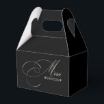 Caixinha De Lembrancinhas Caligrafia Elegante Black Merci Beaucoup Obrigado<br><div class="desc">Minimalismo com uma reviravolta elegante neste obrigado eterno você privilegia box design com belos roteiros de caligrafia em marfim, soletrando Merci e a palavra BEAUCOUP em sans serif moderna em um fundo preto chico. A combinação é agradável e elegante. Este design é uma escolha maravilhosa para ocasiões corporativas ou pessoais,...</div>