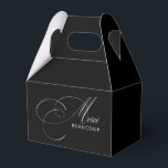 Caixinha De Lembrancinhas Caligrafia Elegante Black Merci Beaucoup Obrigado<br><div class="desc">Minimalismo com uma reviravolta elegante neste obrigado eterno você privilegia box design com belos roteiros de caligrafia em marfim, soletrando Merci e a palavra BEAUCOUP em sans serif moderna em um fundo preto chico. A combinação é agradável e elegante. Este design é uma escolha maravilhosa para ocasiões corporativas ou pessoais,...</div>