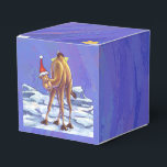 Caixinha De Lembrancinhas Camel Christmas<br><div class="desc">Parada Animal Festivo Camel Natal Presentes e Acessórios mostra nossa divertida trabalho de arte de um camelo bonito, castanho, apunhalado em um chapéu de Papai Noel em uma paisagem nevada contra um céu noturno estrelado azul escuro texturizado digitalmente pintado por nosso talentoso ilustrador infantil, Traci Van Wagoner. Na parte de...</div>