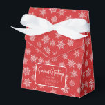 Caixinha De Lembrancinhas Cartões de natal Vermelho de Natal Floco de Neve d<br><div class="desc">Caixa vermelha de Natal com arco de fita e etiqueta simples de cartões de natal. A caixa é gravada com flocos de neve brancos e cinzas de tamanhos variados. Perfeito para as reuniões de festas, presentes de anfitrião, bens cozidos e muito mais. O design está disponível em uma coleção curada...</div>
