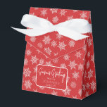 Caixinha De Lembrancinhas Cartões de natal Vermelho de Natal Floco de Neve d<br><div class="desc">Caixa vermelha de Natal com arco de fita e etiqueta simples de cartões de natal. A caixa é gravada com flocos de neve brancos e cinzas de tamanhos variados. Perfeito para as reuniões de festas, presentes de anfitrião, bens cozidos e muito mais. O design está disponível em uma coleção curada...</div>