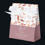 Caixinha De Lembrancinhas Casamento Chic Costeiro de Beach Seashells<br><div class="desc">Beach Seashells Watercolor Coastal Chic Wedding Boxes com um padrão bonito de concha em fundo branco com o texto "Obrigado" na escrita moderna e personalizado com seus nomes e data. Ao contrário, está a hashtag nas redes sociais. Perfeito para casamentos e eventos costeiros e de Verão. Personalize editando o texto...</div>