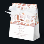 Caixinha De Lembrancinhas Casamento Chic Costeiro de Beach Seashells<br><div class="desc">Beach Seashells Watercolor Coastal Chic Wedding Boxes com um padrão bonito de concha em fundo branco com o texto "Obrigado" na escrita moderna e personalizado com seus nomes e data. Ao contrário, está a hashtag nas redes sociais. Perfeito para casamentos e eventos costeiros e de Verão. Personalize editando o texto...</div>