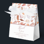Caixinha De Lembrancinhas Casamento Chic Costeiro de Beach Seashells<br><div class="desc">Beach Seashells Watercolor Coastal Chic Wedding Boxes com um padrão bonito de concha em fundo branco com o texto "Obrigado" na escrita moderna e personalizado com seus nomes e data. Ao contrário, está a hashtag nas redes sociais. Perfeito para casamentos e eventos costeiros e de Verão. Personalize editando o texto...</div>