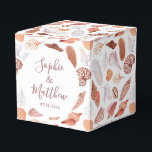 Caixinha De Lembrancinhas Casamento Chic Costeiro de Beach Seashells<br><div class="desc">Beach Seashells Watercolor Chic Wedding PFavor Boxes apresenta um padrão bonito de concha num fundo branco com os seus nomes personalizados e data no lado. Perfeito para casamentos costeiros e de verão. Personalize editando o texto nas caixas de texto. Projetado para você pelo Evco Studio. Ver os itens de coordenação...</div>