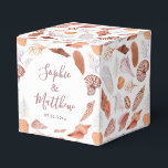 Caixinha De Lembrancinhas Casamento Chic Costeiro de Beach Seashells<br><div class="desc">Beach Seashells Watercolor Chic Wedding PFavor Boxes apresenta um padrão bonito de concha num fundo branco com os seus nomes personalizados e data no lado. Perfeito para casamentos costeiros e de verão. Personalize editando o texto nas caixas de texto. Projetado para você pelo Evco Studio. Ver os itens de coordenação...</div>