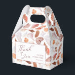 Caixinha De Lembrancinhas Casamento Chic Costeiro de Beach Seashells<br><div class="desc">Beach Seashells Watercolor Chic Wedding PFavor Boxes apresenta um bonito padrão de concha num fundo branco com o texto "Obrigado" na escrita moderna e personalizado com os seus nomes e data. Perfeito para casamentos e eventos costeiros e de Verão. Personalize editando o texto nas caixas de texto. Projetado para você...</div>
