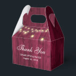Caixinha De Lembrancinhas Casamento das Luzes das Cordas de Madeira do Burgu<br><div class="desc">Obrigado de casamento Rustic Burgundy,  você é a favor de uma caixa com luzes de cordas em um fundo de madeira.</div>